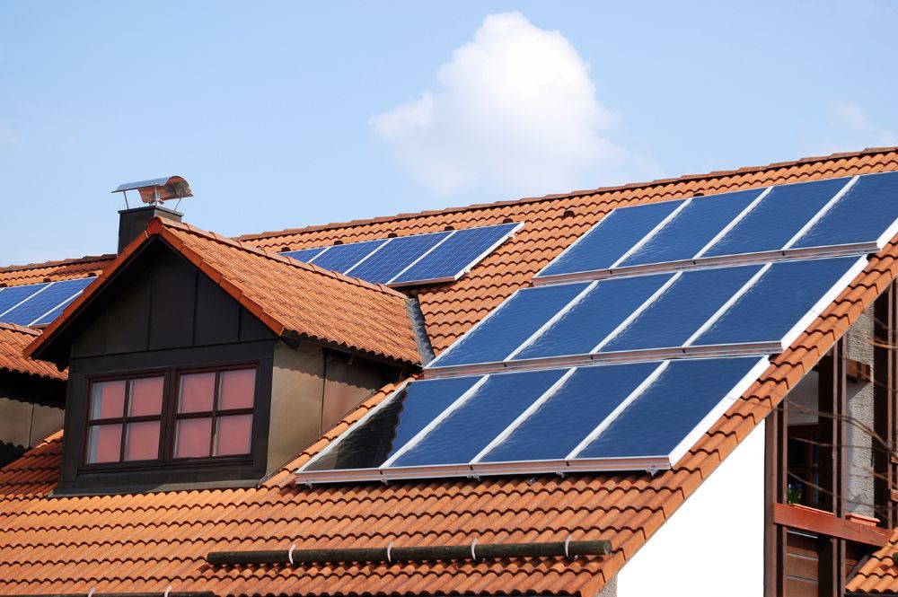 Instalación de paneles solares con compensanción de excedentes en casa unifamiliar en Bizkaia