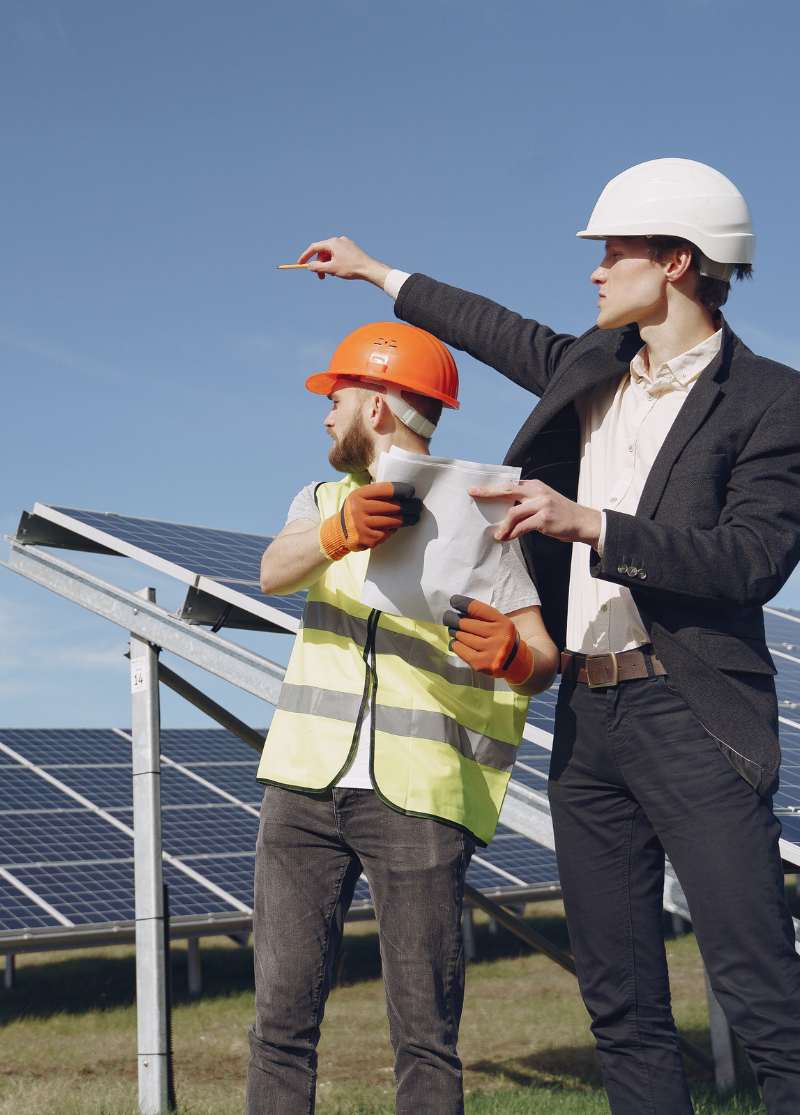 Ingenieros de Iberalia Solar revisando instalación de paneles solares en un huerto solar de Bizkaia