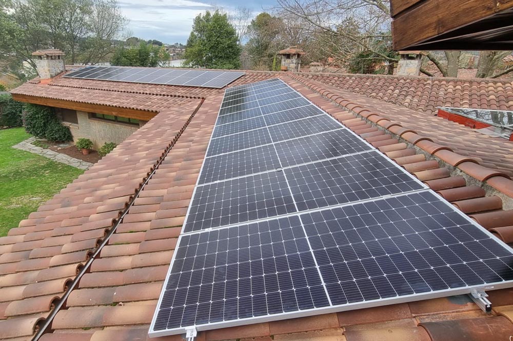 Instalaciones de paneles solares en tejado de caserio 