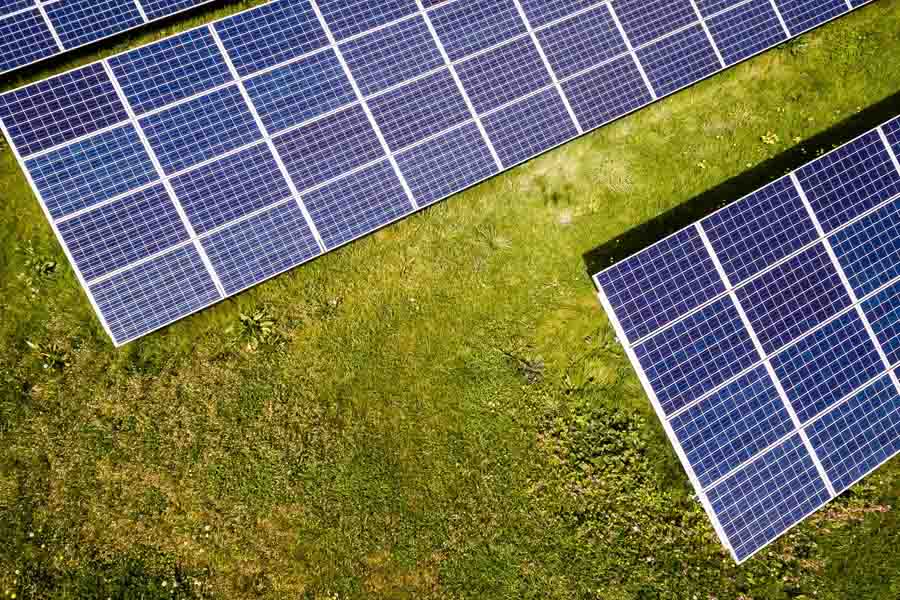 instalación de huerto solar en Bizkaia, vista aérea de los paneles