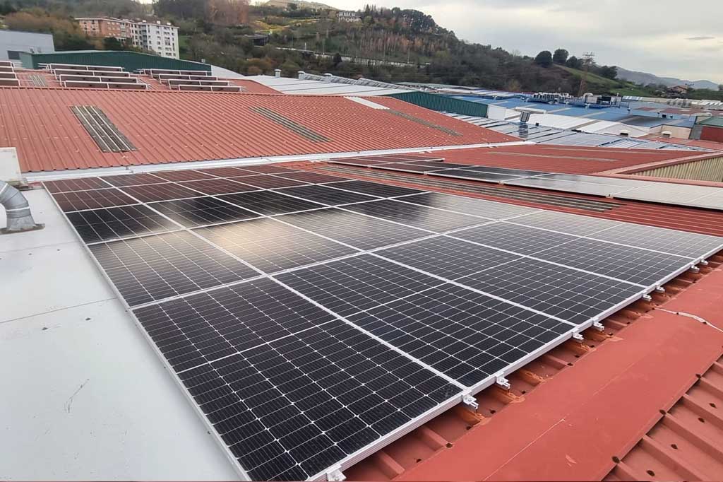 Instalación de paneles solares en tejado de la empresa Mistek en DERIO, Bizkaia